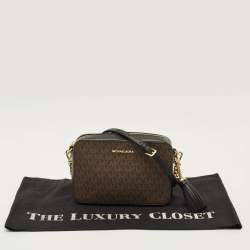 مملوكة مسبقًا حقيبة كروس بودي مايكل كورس جيت ست كاميرا بشرابة قماش مطلي بنقشة توقيع بني/أسود