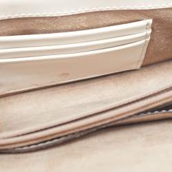 مملوكة مسبقًا حقيبة يد مايكل كورس جرينيتش قماش مكسو بنقشة شعار وجلد أبيض فاتح متوسطة