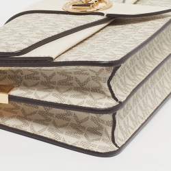 مملوكة مسبقًا حقيبة يد مايكل كورس جرينيتش قماش مكسو بنقشة شعار وجلد أبيض فاتح متوسطة