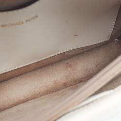 مملوكة مسبقًا حقيبة يد مايكل كورس جرينيتش قماش مكسو بنقشة شعار وجلد أبيض فاتح متوسطة