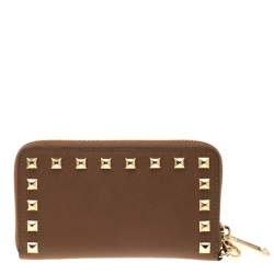 مملوكة مسبقًا Michael Kors Brown Saffiano Leather Studded Selma Wristlet