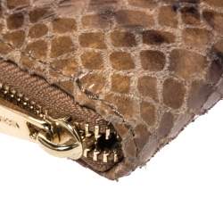 مملوكة مسبقًا محفظة مايكل كورس سحاب مستدير جيت ست جلد نقش تمساح بنية