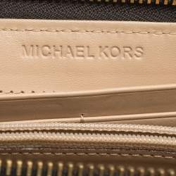 Pre Owned محفظة مايكل كورس بسحاب ملتف كانفاس مقوى مطبوع نقشة شعار الماركة بني