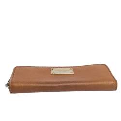 مملوكة مسبقًا Michael Kors Brown Leather Jet Set Zip Around Wallet