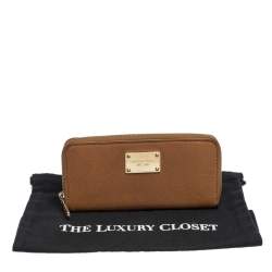 مملوكة مسبقًا Michael Kors Brown Leather Jet Set Zip Around Wallet