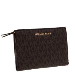 مملوكة مسبقًا Michael Kors Brown Signature Coated Canvas Zip Around Wallet