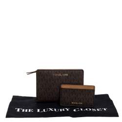 مملوكة مسبقًا Michael Kors Brown Signature Coated Canvas Zip Around Wallet