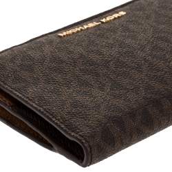 مملوكة مسبقًا Michael Kors Brown Signature Coated Canvas Zip Around Wallet