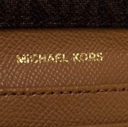 مملوكة مسبقًا Michael Kors Brown Signature Coated Canvas Zip Around Wallet