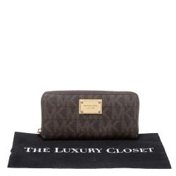 مملوكة مسبقًا محفظة مايكل كورس سحاب ملتف كانفاس مقوى شهير بنية