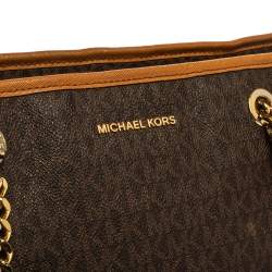 مملوكة مسبقًا Michael Kors Brown Signature Coated Canvas Jet Set Travel Chain Tote