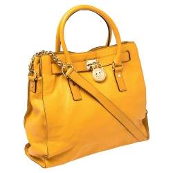 مملوكة مسبقًا حقيبة يد مايكل كورس هاميلتون نوث ساوذ كبيرة جلد صفراء 