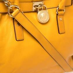 مملوكة مسبقًا حقيبة يد مايكل كورس هاميلتون نوث ساوذ كبيرة جلد صفراء 