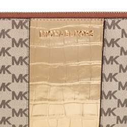 مملوكة مسبقًا حقيبة كلتش مايكل كورس جيت سيت كبيرة حم�الة معصم كانفاس مقوى مطبوع شعار الماركة و جلد نقشة التمساح ذهبي و بيج 