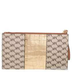 مملوكة مسبقًا حقيبة كلتش مايكل كورس جيت سيت كبيرة حمالة معصم كانفاس مقوى مطبوع شعار الماركة و جلد نقشة التمساح ذهبي و بيج 