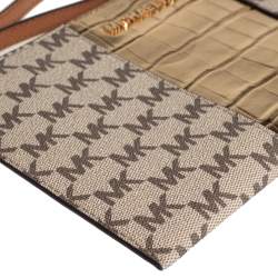 مملوكة مسبقًا حقيبة كلتش مايكل كورس جيت سيت كبيرة حمالة معصم كانفاس مقوى مطبوع شعار الماركة و جلد نقشة التمساح ذهبي و بيج 