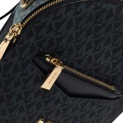 مملوكة مسبقًا حقيبة ظهر مايكل كورس ميني جيسا كانفاس كاروهات مونوغرامي وجلد أزرق