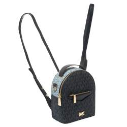 مملوكة مسبقًا حقيبة ظهر مايكل كورس ميني جيسا كانفاس كاروهات مونوغرامي وجلد أزرق