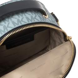 مملوكة مسبقًا حقيبة ظهر مايكل كورس ميني جيسا كانفاس كاروهات مونوغرامي وجلد أزرق