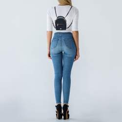 مملوكة مسبقًا حقيبة ظهر مايكل كورس ميني جيسا كانفاس كاروهات مونوغرامي وجلد أزرق