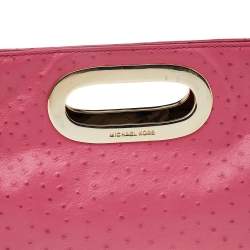 مملوكة مسبقًا حقيبة كلتش مايكل مايكل كورس بركلي جلد نقش نعام وردي