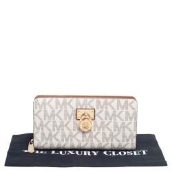 مملوكة مسبقًا Michael Kors Beige Coated Canvas Hamilton Zip Around Wallet