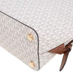 مملوكة مسبقًا MICHAEL Michael Kors White/Tan Signature Canvas And Leather Emmy Backpack