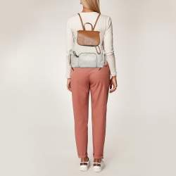 مملوكة مسبقًا حقيبة ظهر مايكل كورس أبي كبيرة جلد وكانفاس مقوى مميز أبيض 