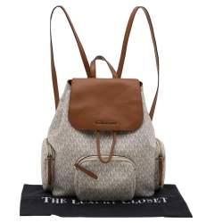 مملوكة مسبقًا حقيبة ظهر مايكل كورس أبي كبيرة جلد وكانفاس مقوى مميز أبيض 