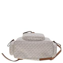 مملوكة مسبقًا حقيبة ظهر مايكل كورس أبي كبيرة جلد وكانفاس مقوى مميز أبيض 