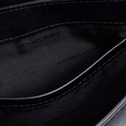 مملوكة مسبقًا حقيبة كتف مايكل كورس سواغ حلية شعار موت جلد أسود