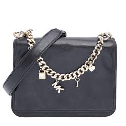 مملوكة مسبقًا حقيبة كتف مايكل كورس سواغ حلية شعار موت جلد أسود