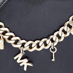 مملوكة مسبقًا حقيبة كتف مايكل كورس سواغ حلية شعار موت جلد أسود