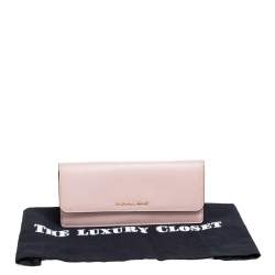 مملوكة مسبقًا محفظة مايكل كورس فلات جت ست ترافل جلد سافيانو وردي فاتح