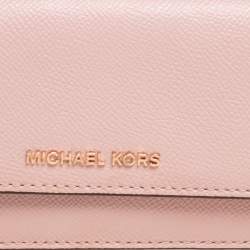 مملوكة مسبقًا محفظة مايكل كورس فلات جت ست ترافل جلد سافيانو وردي فاتح