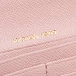 مملوكة مسبقًا محفظة مايكل كورس فلات جت ست ترافل جلد سافيانو وردي فاتح