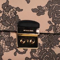 Pre Owned حقيبة كتف مايكل كورس جلد بيج مطبوع بقلاب