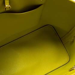 مملوكة مسبقًا حقيبة يد توتس مايكل كورس جيت سيت جلد أخضر نيون صغيرة