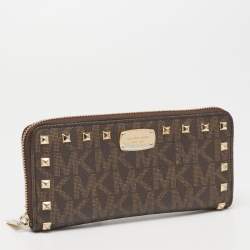 Pre Owned محفظة مايكل كورس كانفاس مرصع مقوى بني شعار الماركة سحاب ملتف