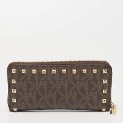 Pre Owned محفظة مايكل كورس كانفاس مرصع مقوى بني شعار الماركة سحاب ملتف