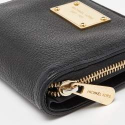 Pre Owned Michael Kors Black Leather Zip Around Wallet