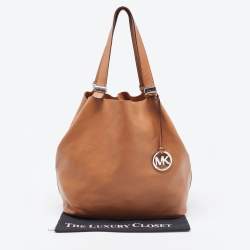 مملوكة مسبقًا حقيبة مايكل كورس دلو جلد بنية اللون