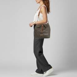 مملوكة مسبقًا حقيبة باكت مايكل مايكل كورس جولز كانفاس مقوى بشعار الماركة بني