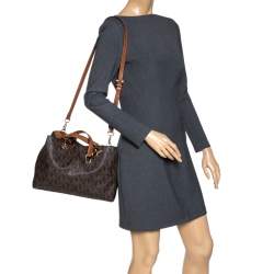 Pre Owned MICHAEL Michael Kors Brown Signature Coated Canvas Medium Cynthia Tote