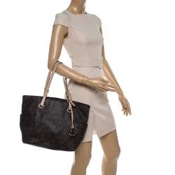 Pre Owned حقيبة مايكل مايكل كورس جيت سيت إيست ويست كانفاس بالشعار بنية