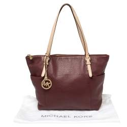 مملوكة مسبقًا حقيبة مايكل مايكل كورس جلد بيج/عنابي جيت سيت متوسطة بسحاب علوي