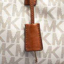 Pre Owned حقيبة يد مايكل مايكل كورس هاميلتون نورث ساوث جلد وكانفاس مقوى أبيض بالشعار كبيرة