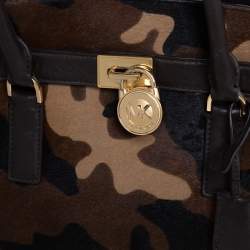 Pre Owned حقيبة يد مايكل مايكل كورس هاميلتون جلد سويدي وفرو العجل بنمط مموه بني   