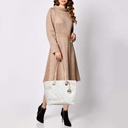 مملوكة مسبقًا MICHAEL Michael Kors White Signature Coated Canvas and Leather Jet Set East West Tote