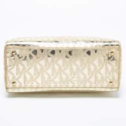 مملوكة مسبقًا MICHAEL Michael Kors Metallic Gold Mirror Signature PVC And Leather Large Cindy Dome Satchel